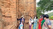 Du khách tham quan Tháp Bà Ponagar ở Nha Trang. Ảnh: QUỲNH ANH