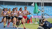 Nguyễn Thị Oanh (dẫn đầu) đoạt HCV 10.000m nữ tại SEA Games 32. Ảnh: DŨNG PHƯƠNG
