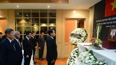 Thai Prime Minister Prayut Chan-o-cha (R) pays tribute to President Tran Dai Quang at the Vietnamese Embassy in Thailand on September 24 (Photo: VNA)