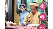 Ông đồ trẻ cho chữ ngày xuân