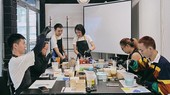 Áp lực thành công, phản ứng âm thầm