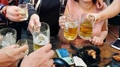 Cuộc vui “sấp mặt” mừng tân niên của bạn trẻ. Ảnh: N.HÀ