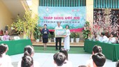 Đại diện Công ty TNHH MTV Xổ số kiến thiết Đồng Tháp, ông Lưu Hoàng Tân, Chủ tịch công ty trao học bổng cho em Mai Thu Thảo