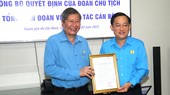 Phó Chủ tịch Thường trực Tổng LĐLĐ Việt Nam Trần Thanh Hải trao quyết định công nhận kết quả bầu bổ sung chức danh Phó Chủ tịch LĐLĐ TPHCM đối với đồng chí Phùng Thái Quang