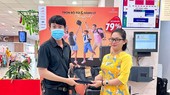 Nhiều khách hàng thích thú với chương trình tích tem đổi quà tại hệ thống siêu thị Co.opmart