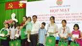 Trao hơn 200 triệu đồng cho học sinh, sinh viên khó khăn, mồ côi