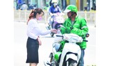 Nhận hàng đặt mua online. Ảnh: CAO THĂNG