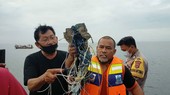 Những vật thể được cho là thiết bị và đồ dùng của hành khách trên máy bay mất liên lạc thuộc Hãng hàng không Sriwijaya Air, Indonesia. Ảnh: TWITTER