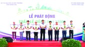 Ông Huỳnh Tấn Lộc (thứ ba từ phải qua) - đại diện Vedan Việt Nam - đang nhận những phần quà là cây xanh từ Ban tổ chức chương trình