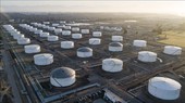 Các bể chứa dầu tại Carson, bang California, Mỹ. Ảnh: AFP/TTXVN