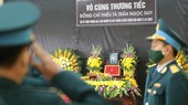 Các đoàn đến viếng, chia buồn cùng gia đình Thiếu tá Trần Ngọc Duy. Ảnh: TTXVN