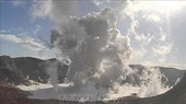 Núi lửa Taal trên hồ nước ở tỉnh Batangas phun tro bụi cao hàng trăm mét lên bầu trời, ngày 26-3-2022 (ảnh do Viện Nghiên cứu núi lửa và địa chấn học Philippines cung cấp). Ảnh: AFP/TTXVN