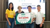 Ông Võ Hoàng Anh - Giám đốc tiếp thị cấp cao NutiMilk trao tặng 1 tỷ đồng cho đại diện hai tổ chức xã hội là Newborns Việt Nam và Operation Smile.