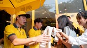 Văn Toàn và Minh Vương bán cà phê gây quỹ ủng hộ đồng bào miền Trung.