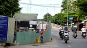 Lô cốt lấn gần hết đường Phạm Thế Hiển (quận 8, TPHCM).