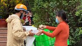 Giao hàng mua qua mạng Internet tại quận 3, TPHCM Ảnh: CAO THĂNG