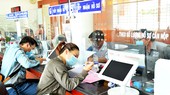 Công chức TP Thủ Đức (TPHCM) hướng dẫn người dân làm thủ tục hành chính. Ảnh: VIỆT DŨNG