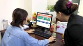 Săn hàng giảm giá online đang phổ biến những năm gần đây. Ảnh: HOÀNG HÙNG