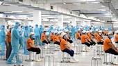 Lực lượng cán bộ y tế tham gia lấy mẫu xét nghiệm Covid-19 cho công nhân.
