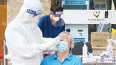Nhân viên y tế Bệnh viện Đa khoa Quốc tế Nam Sài Gòn lấy mẫu xét nghiệm cho người dân. Ảnh: HOÀNG HÙNG