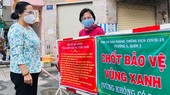 Phó Bí thư Thành ủy, Chủ tịch HĐND TPHCM Nguyễn Thị Lệ thăm hỏi, động viên người dân tham gia tự quản, bảo vệ “vùng xanh” ở quận 3. Ảnh: VĂN MINH