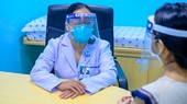 ThS.BS Ngô Thị Kim Oanh thăm khám cho người bệnh hậu Covid.
