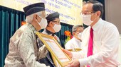 Bí thư Thành ủy TPHCM Nguyễn Văn Nên trao tặng bằng khen của UBND TPHCM cho các cá nhân, tập thể Ảnh: HOÀNG HÙNG