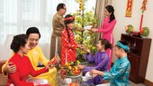 Gia đình sum vầy trong ngày Tết.