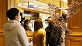 Khách tham quan một triển lãm điêu khắc
