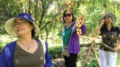 Khách du lịch trong khu du lịch Vàm Xáng.