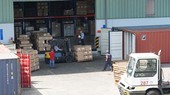 Hàng hóa tại kho vận Tân Cảng - Cát Lái đang được vận chuyển xuất nhập vào các container Ảnh: HOÀNG HÙNG
