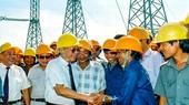 Thủ tướng Võ Văn Kiệt thăm cán bộ và công nhân Công ty Xây lắp điện 3 đang thi công đường dây 500kV Bắc - Nam tháng 5-1993. Ảnh: TTXVN