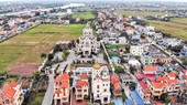 Những ngôi làng vùng quê với những căn nhà hoành tráng, đường đi thông thoáng nhưng rất vắng lặng.