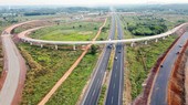 Trong năm 2023 buộc phải đẩy nhanh giải ngân đầu tư công ở các dự án trọng điểm để lan tỏa tổng cung và cầu. (Trong ảnh: Cao tốc Dầu Giây - Phan Thiết trong giai đoạn nước rút để kịp đưa vào vận hành vào 30-4-2023).