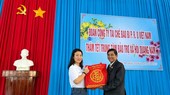 Bà Chu Thị Kim Thanh - Giám đốc PRO Việt Nam đại diện đoàn tặng quà cho đại diện Trung tâm Bảo trợ xã hội Quảng Nam ông Trần Phước Tuấn.