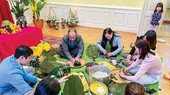 Đại sứ quán Việt Nam cùng bà con kiều bào gói bánh chưng đón Tết.