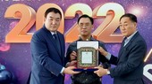 Ngài Viện trưởng Viện Kinh tế & Lao động Hàn Quốc Kim Myong Su trao kỷ niệm chương cho Chủ tịch HĐQT HDTC Đinh Trường Chinh.