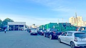 Các phương tiện xếp hàng chờ đăng kiểm tại Trung tâm Đăng kiểm xe cơ giới 5002S. Ảnh: Thanh Hải