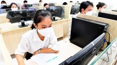 Các thi sinh tham dự kỳ thi tuyển cán bộ, công chức, viên chức tại TPHCM. Ảnh: VIỆT DŨNG
