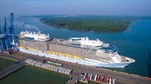 Tàu Spectrum of the Seas cập cảng Tân Cảng - Cái Mép sáng 26-2 chở theo 3.800 du khách quốc tế đến tham quan Việt Nam.