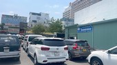 Nhiều ô tô xếp hàng chờ đăng kiểm tại Trung tâm 50-05V chi nhánh Hồng Hà (quận Tân Bình, TPHCM) Ảnh: THANH HẢI