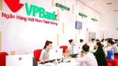 Khách hàng giao dịch tại VPBank. Ảnh: MINH HUY