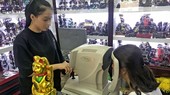 Kỹ thuật viên đo độ cận của mắt cho khách hàng tại một cửa hàng kính thuốc ở TPHCM Ảnh: HOÀNG HÙNG