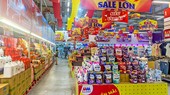 Tràn ngập các biển, bảng giảm giá, khuyến mại tại khắp các quầy hàng của hầu hết hệ thống siêu thị. Ảnh: Đ.MẠNH