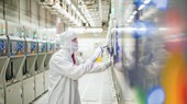 Kỹ thuật viên làm việc tại nhà máy sản xuất chip ô tô Micron Technology.