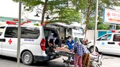 Nhân viên y tế đưa bệnh nhân từ xe cứu thương vào cấp cứu tại Bệnh viện Nhân dân 115 (TPHCM). Ảnh: BÙI TUẤN