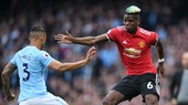 Paul Pogba (phải, Man United) đi bóng qua Danilo (Man City)