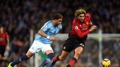 Marouane Fellaini (phải, Man United) tranh bóng với Kyle Walker