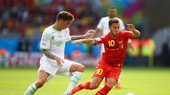 Eden hazard (phải, Bỉ) đi bóng qua hậu vệ tuyển Nga.