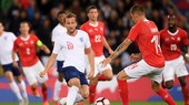 Harry Kane trong vòng vây hậu vệ Thụy Sĩ.